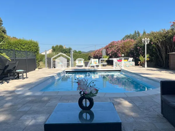 Domaine de 9300 m2 entièrement clôturé et arboré avec piscine