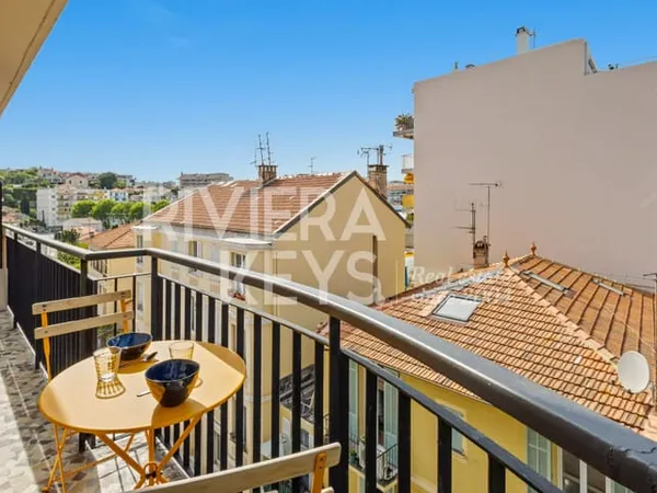 ANTIBES - Ilette : Appartement 3 pièces d'angle lumineux avec balcon