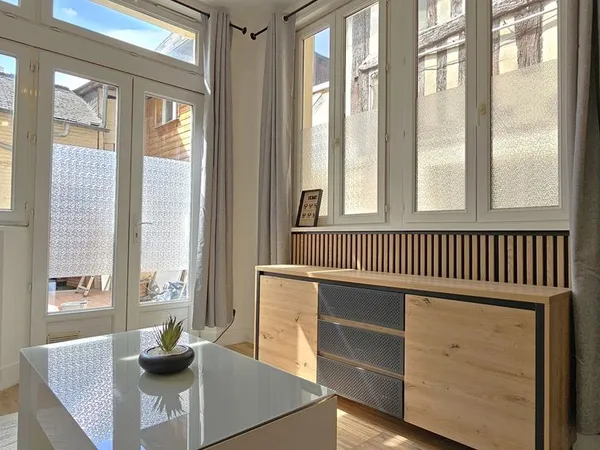 Studio refait à neuf - meublé TOUT INCLUS avec terrasse