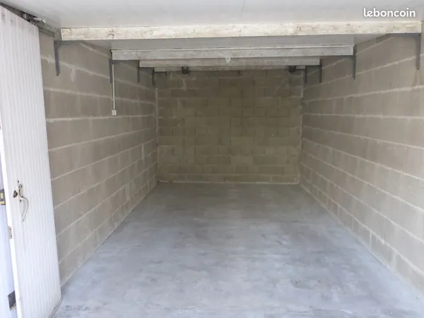 Garage fermé (box stockage mobilier parking) centre ville Vannes 20 m2 ou 40 m3 (6.55 x 3.10)