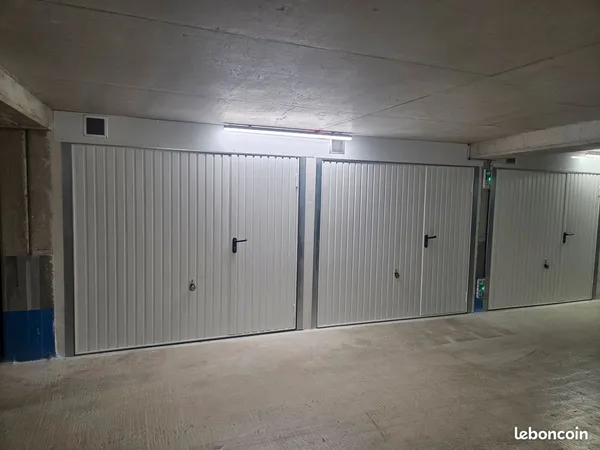 Box fermé sécurisé avec portillon à louer - Suresnes - Particuliers/Professionnels