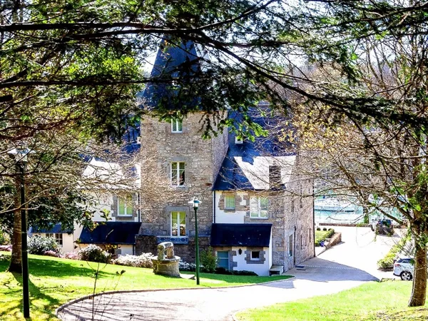 PROPRIÉTÉ PIEDS DANS L'EAU AVEC MANOIR, CHAUMIÈRE, 2 LONGÈRES