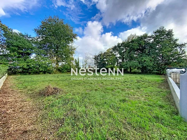 Terrain viabilisé à l'entrée de Locunolé de 1516 m² en impasse avec construction libre