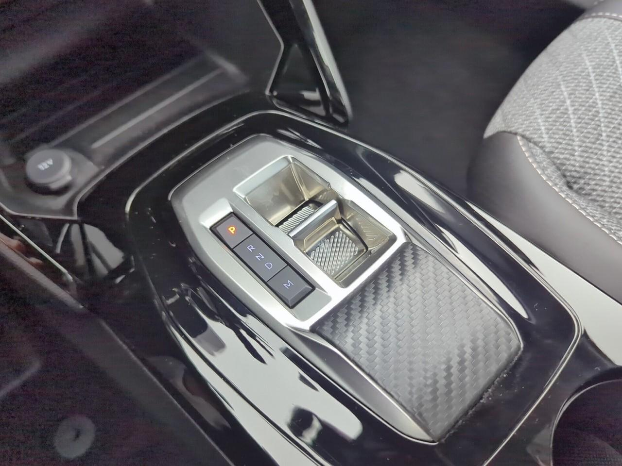 Peugeot 2008 hybrid 145 ch e-dcs6 allure — photo 27