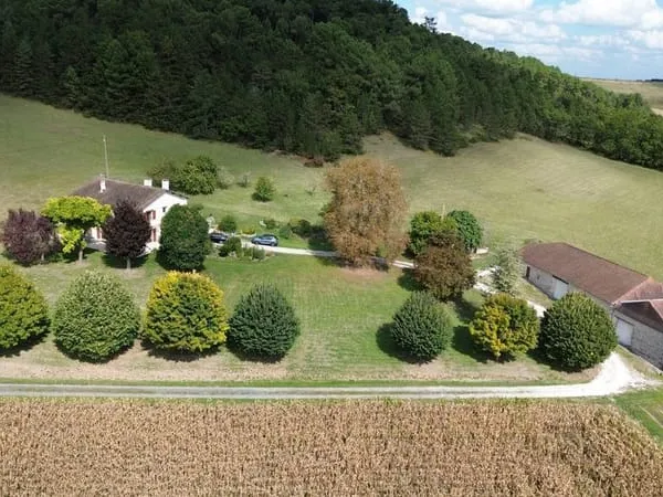 Entre Brantôme et Ribérac ? une propriété de caractère, le silence pour privilège