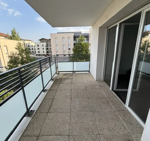 Meyzieu Centre T3 récent avec grand balcon et garage