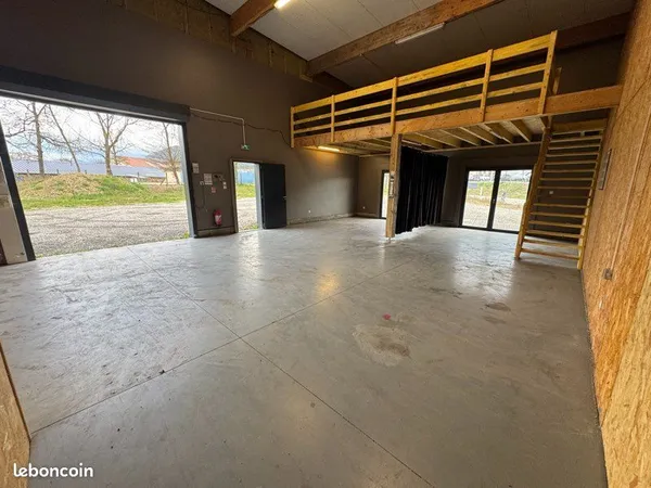 Local professionnel 95 m² + mezzanine 32 m