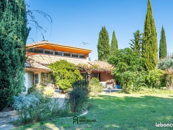 Villa 9 pièces 345 m²