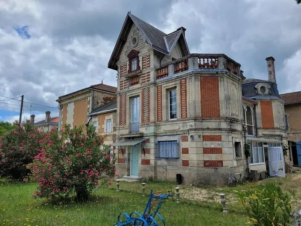 33920 - SECTEUR BLAYE - DEMEURE DE CARACTERE 470M² HABITABLES ET GRAND JARDIN