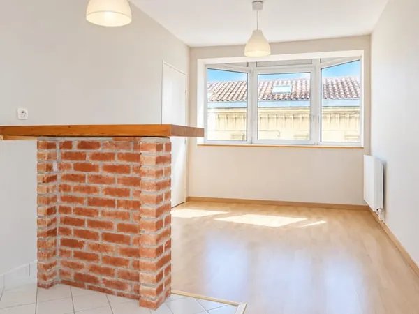 Barrière St Genès - Bergonié - T2 (40m2) avec place parking.