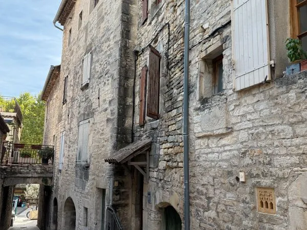 Maison de village en pierre à rénover - Centre de Barjac - 58 000