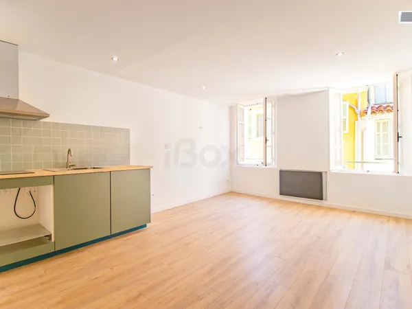 TOULON - CENTRE VILLE - Studio rénové 32 m2 À deux pas des