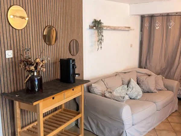Studio entièrement meublé avec alcôve nuit