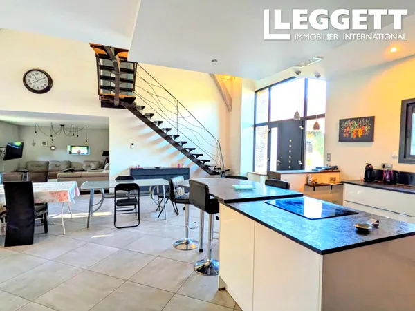 Grange Contemporaine avec Maison à Restaurer dans Hameau Paisible près de Lubersac