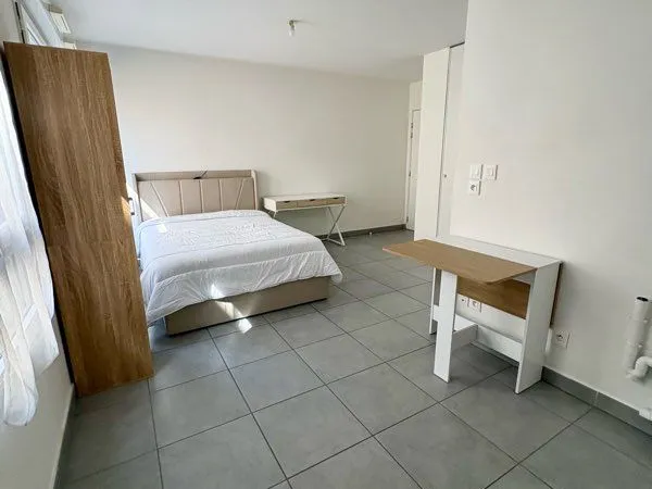 Studio meublé - oullins centre - mobilier neuf - parking - métro à 2 min