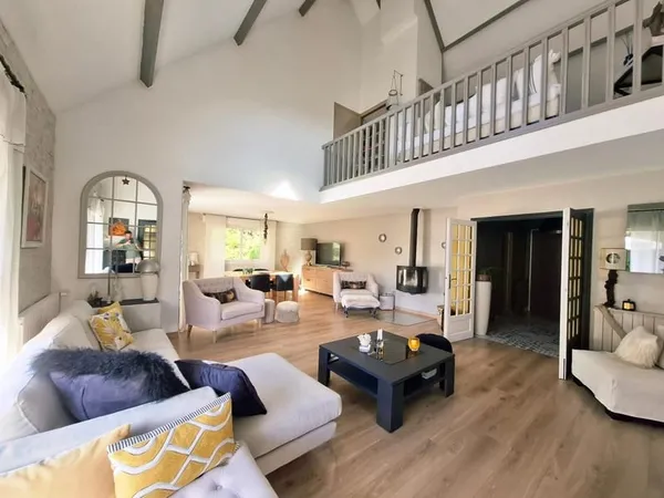 Maison d'architecte construit dans un écrin de verdure à 2 pas des commerces À Vendre