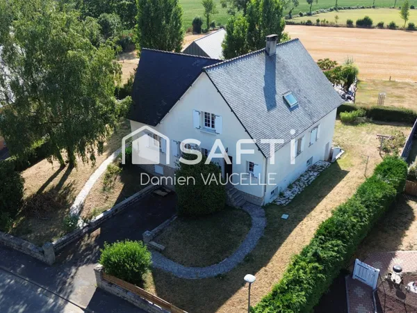 Pavillon de 216 m² avec 6 chambres, grand sous-sol et jardin.