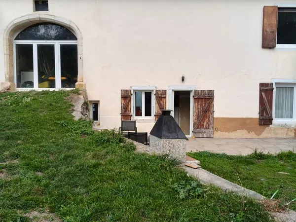 Maison mitoyenne avec grand terrain