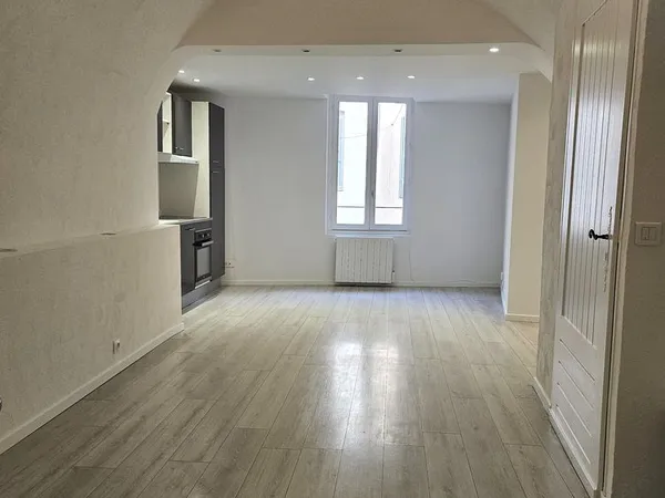 APPARTEMENT LUMINEUX ET SPACIEUX AU COEUR DU VILLAGE - TOUTES COMMODITÉS À PIED
