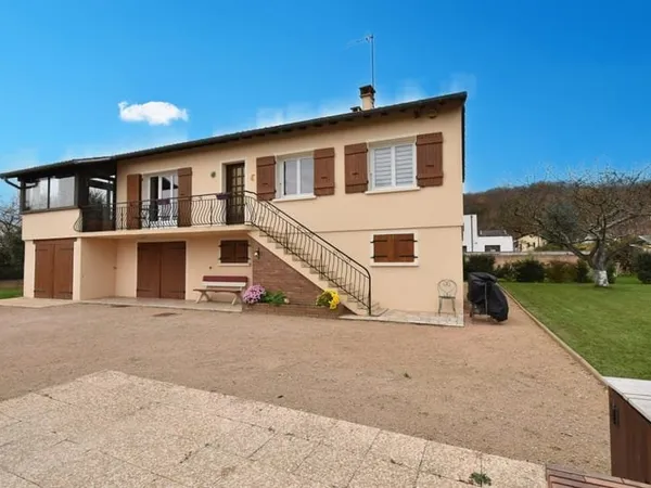 Maison individuelle idéalement située sur la commune de Sennece les Mâcon sur un terrain de 1600m2