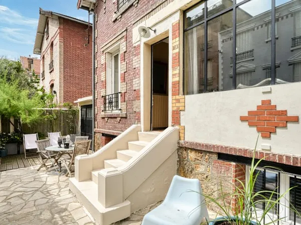 Adresse recherchée - Élégante maison des années 1930 - 115 m² - 3 chambres, bureau, garage - Colombe