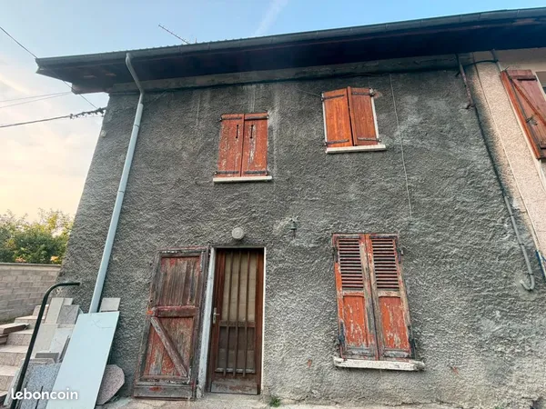 Maison mitoyenne avec cour et jardin