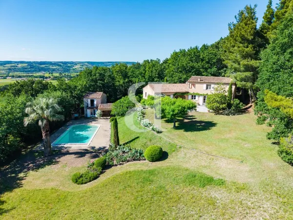 Propriété au coeur d'une oliveraie avec piscine et vue proch