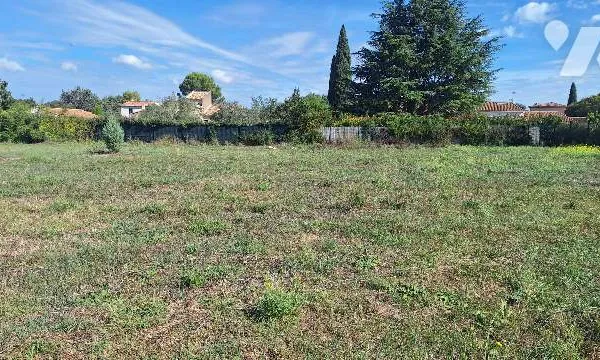 Terrain 813 m²