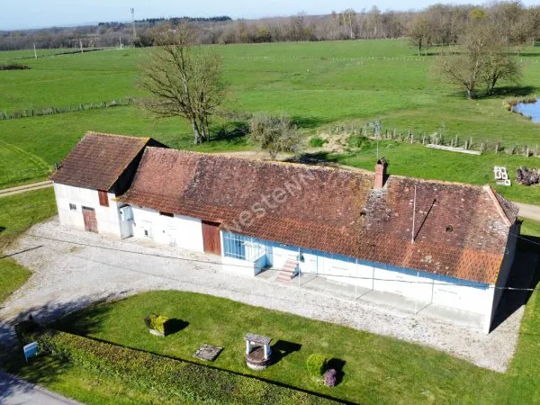 Ferme de caractère à rénover - 3 chambres - Dépendances 115 m² - Terrain 1500 m² - Proche Louhans