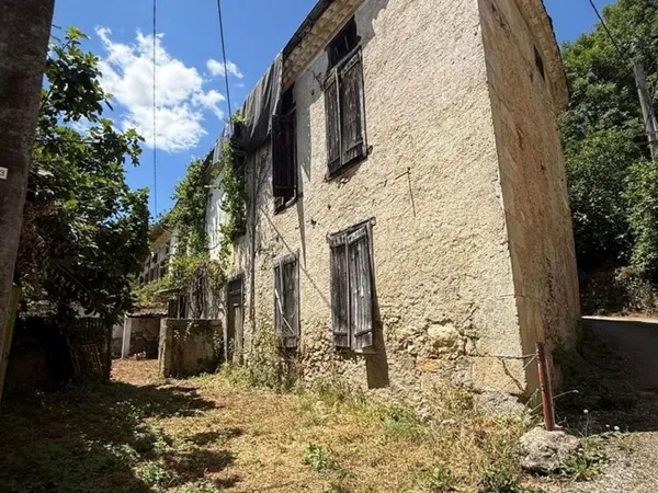 Maison en pierre à réhabiliter près d'une rivière