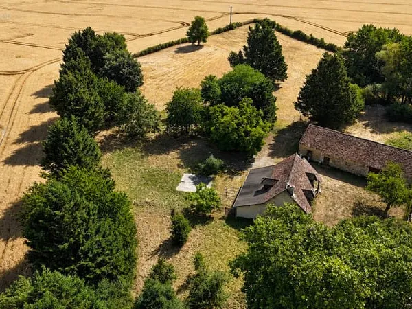 Ensemble immobilier avec dépendances sur plus de 12 000 m2