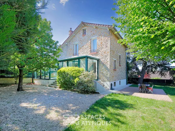 La meulière rénovée avec sa véranda et un jardin sans vis-à-vis