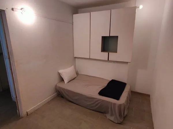 Collocation bien placée, face, centre commercial