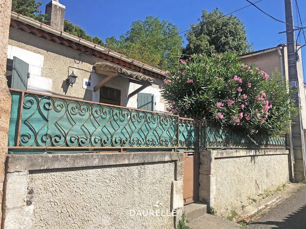 Maison de village à Châteaurenard avec 2 chambres cour et ga