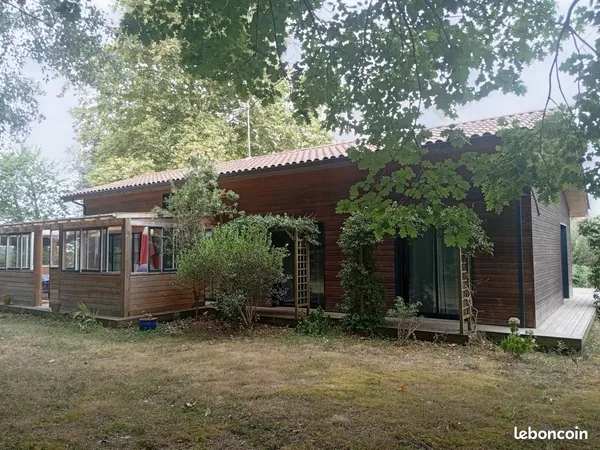 Maison ossature bois sur terrain arborée