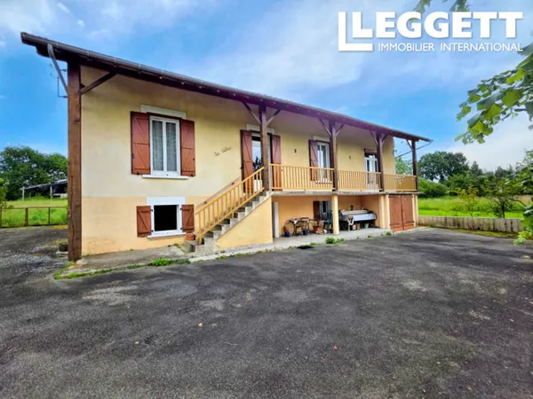 Maison individuelle à rafraîchir près de Saint-Junien, avec grandes dépendances et près de 2 acres d
