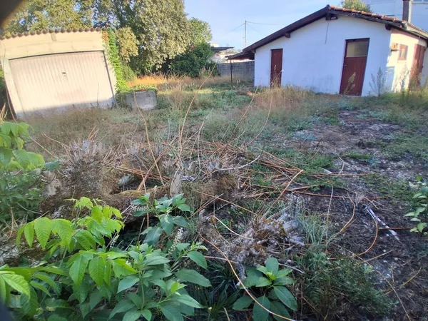 Terrain de 711 m² avec 2 garages