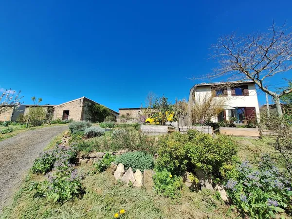 MAISON DE VILLAGE AVEC GRANGE ET JARDIN ECOLOGIQUE