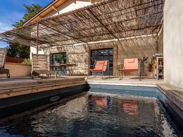 Maison de village avec piscine et garage