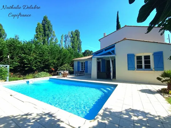 Le charme d'une maison d'architecte, un jardin exceptionnel et une piscine