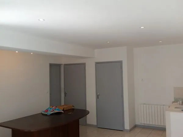 Commerce Location Saint-Priest-des-Champs  38m² 300€