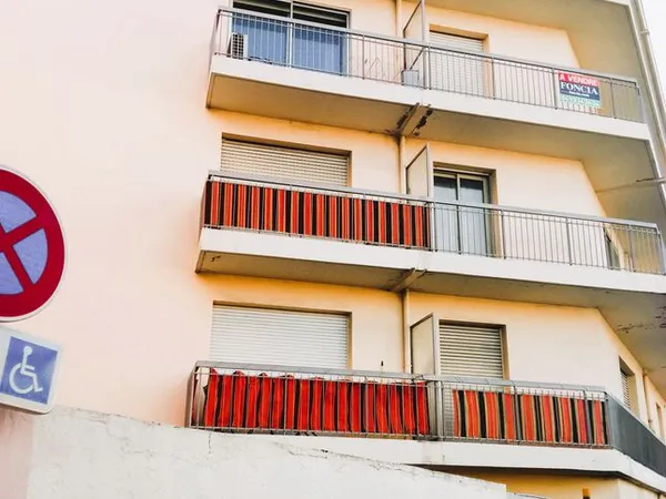 Une grande place de parking Centre Antibes bd Wilson