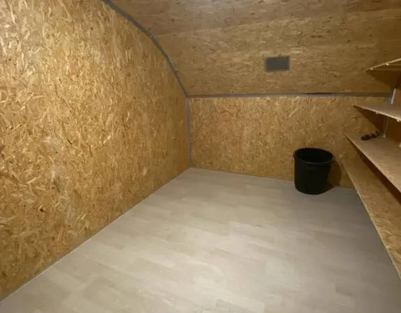 Cave 13 m²