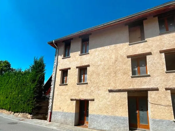 Crots centre - Grande maison de village d'environ 300 m² - 4 niveaux - Multiples projets possibles