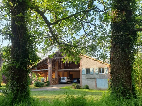 Propriete En Campagne Avec Gite Et Terrain