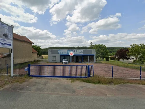 Entrepôt de 900 m² avec terrain de 3 000 m² à louer