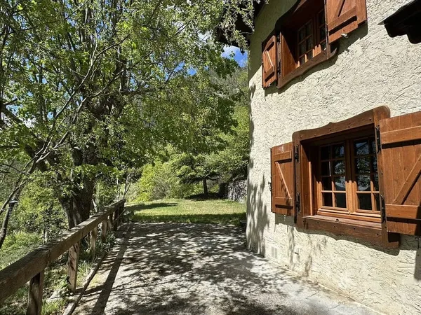 Très beau chalet 5 pièces avec dépendances et terrain