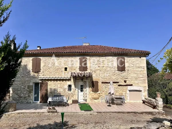 Maison de hameau en pierre avec piscine