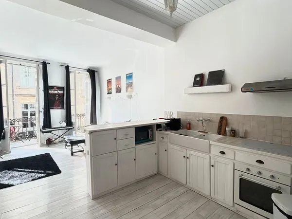 Location t2-bordeaux centre-balcon et belle hauteur sous le plafond