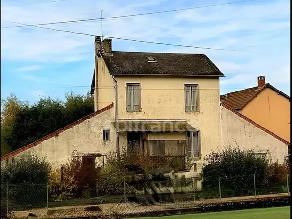 ? Maison entièrement à rénover avec jardin, dépendances  Mayet-de-Montagne